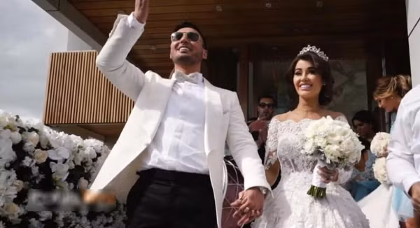 Cô dâu chú rể hạnh phúc tay trong tay bước ra ngoài để chụp ảnh cùng khách mời.