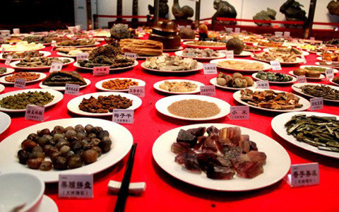 Đây không phải lần đầu quan Trung Quốc ăn tiệc xa xỉ. Hồi đầu năm vừa qua, quan chức Thượng Hải cũng tổ chức một buổi tiệc hoành tráng đón mừng năm mới. Thực đơn của bữa tiệc bao gồm các món ăn đắt tiền như hải sâm và bào ngư, cùng với chương trình giải trí có sự góp mặt của các nghệ sĩ dân gian nổi tiếng. Theo tạp chí Caixin, chi phí cho bữa tiệc quan chức của Thượng Hải lên tới cả trăm ngàn USD/bữa, trung bình một người tốn khoảng từ 305-628 USD.