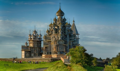 Nhà thờ gỗ Pogost of Kizhi (tức là bao vây Kizhi) nằm trên một trong số nhiều hòn đảo nhiều ở hồ Onega, Karelia. Nhà thờ này nổi bật với phần mái nhà được làm bằng ván gỗ vân sam và các mái vòm sử dụng gỗ dương. Việc thiết kế cấu trúc thượng tầng phức tạp này cũng cung cấp một hệ thống thông gió hiệu quả để bảo vệ cấu trúc khỏi tình trạng mục nát.