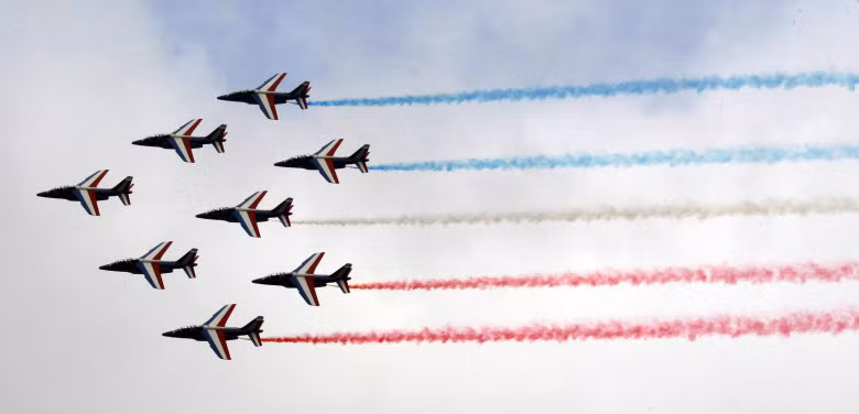 Đội bay biểu diễn của không quân Pháp - Patrouille de France trình diễn trong ngày khai mạc Paris Air Show hôm 15/6.
