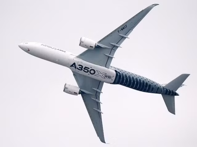 Máy bay Airbus A350XWB, một trong những máy bay chở khách hiện đại nhất thế giới, chao lượn trên bầu trời Paris. Đây là mẫu máy bay thân rộng, có khả năng chở số lượng lớn hành khách nhưng tiêu hao ít nhiên liệu nhờ cải tiến vượt trội ở động cơ và thiết kế cánh.