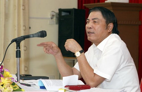 Theo ông Nguyễn Bá Bình - em trai ông Nguyễn Bá Thanh (Trưởng ban Nội chính Trung ương) chia sẻ trên báo Pháp Luật TP.HCM, tình trạng sức khoẻ của ông Thanh vẫn không thay đổi, diễn tiến bình thường. "Việc điều trị tại Việt Nam như thế nào thì sẽ do tổ chức Đảng và Nhà nước lo cho anh ấy vì về mặt xã hội thì bây giờ anh ấy là người của Đảng và Nhà nước. Riêng gia đình thì cũng chỉ chăm sóc và biết như vậy thôi”, ông Bình nói. (Trong ảnh là ông Nguyễn Bá Thanh)