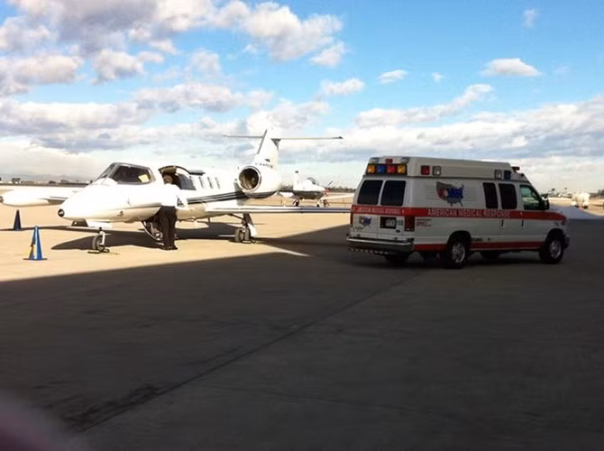 Từ sân bay Sea-Tac, ông Thanh sẽ trở về Đà Nẵng để điều trị bằng một phi cơ y tế chuyên dụng (ảnh) của AMR Ambulance - hãng chuyên cung cấp các dịch vụ vận chuyển y tế trong và ngoài nước Mỹ. Các phi công của hãng đều là những người được cấp chứng chỉ của Cục hàng không liên bang.