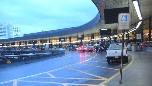 Sân bay Sea-Tac có các tuyến bay nối với các điểm đến trên khắp Bắc Mỹ, châu Âu và Đông Á, trong đó có Việt Nam. Từ sân bay này, phi cơ y tế chuyên dụng sẽ chở ông Thanh về Đà Nẵng. (Ảnh lối vào sân bay Sea-Tac).