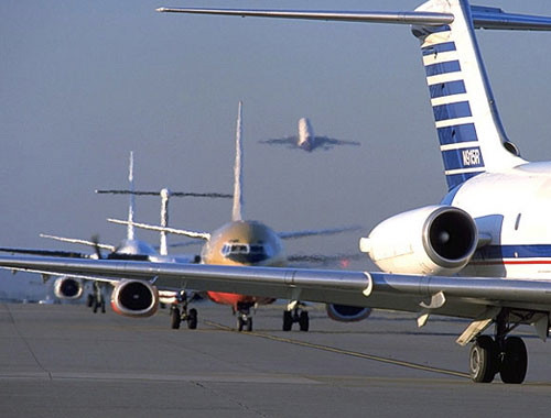 Sân bay quốc tế Seattle-Tacoma còn được gọi là "Sân bay Sea-Tac" nằm ở bang Washington, Mỹ. Sân bay này là trung tâm hoạt động chính cho hãng hàng không Alaska Airlines, có trụ sở nằm gần sân bay. Ngoài ra, còn có rất nhiều hãng bay khác cũng hoạt động tại đây.