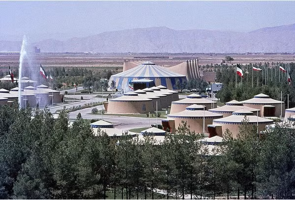 Bữa tiệc được tiến hành tại thành phố cổ Persepolis, nơi từng là thủ đô của Đế chế Ba Tư cổ đại. Để chuẩn bị cho đại tiệc hoành tráng, hoàng tộc Iran đã thuê công ty thiết kế nội thất Maison Jansen của Paris để dựng 50 dãy lều khổng lồ trên diện tích 0,65 km2. Tất cả sau đó được sắp xếp thành hình ngôi sao quanh một đài phun nước trung tâm. Việc dựng lều đã tốn mất hơn 1 năm và 37 km vải tơ tằm để hoàn thành.