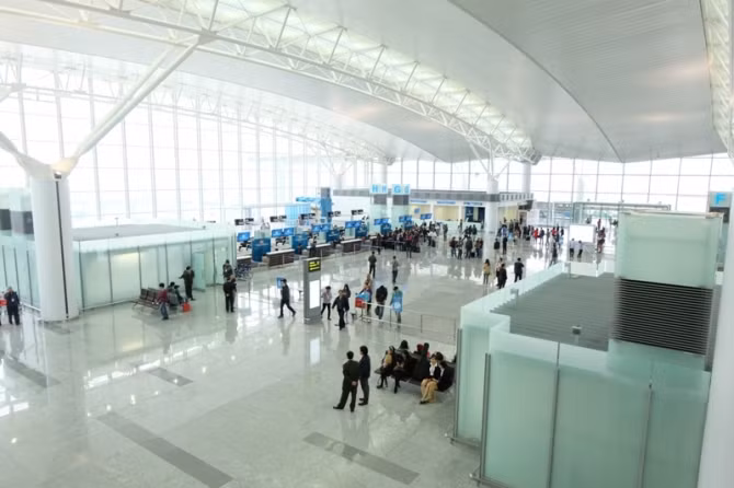 Từ ngày 25/12/2014, sân bay Nội Bài có thêm nhà ga T2 mới. Với mức đầu tư gần 1 tỷ USD, nhà ga T2 được coi là hiện đại nhất Việt Nam và giúp nhà ga T1 bớt tình trạng quá tải.