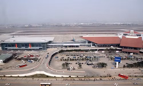 Hiện tại, Cảng Hàng không quốc tế Nội Bài có 36 hãng hàng không trong nước và quốc tế đang hoạt động với trung bình 340 chuyến bay mỗi ngày.