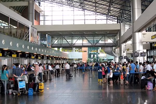 Nhà ga T1 có diện tích 115.000 m2, công suất phục vụ 9 triệu hành khách/năm, gồm 19 cửa ra máy bay, 6 băng chuyền hành lý.