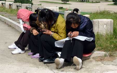 Công ty Orascom điều hành các mạng di động khắp một số nước châu Phi và Trung Đông. Cuối năm ngoái, tập đoàn Orascom đã kiếm được hơn 500 triệu USD từ kinh doanh điện thoại di động ở Triều Tiên. Theo thống kê tháng 5/2013, Orascom cho hay, có hơn hai triệu người Triều Tiên dùng điện thoại di động.