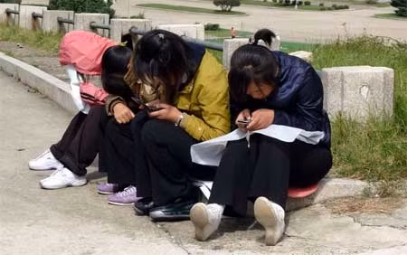 Công ty Orascom điều hành các mạng di động khắp một số nước châu Phi và Trung Đông. Cuối năm ngoái, tập đoàn Orascom đã kiếm được hơn 500 triệu USD từ kinh doanh điện thoại di động ở Triều Tiên. Theo thống kê tháng 5/2013, Orascom cho hay, có hơn hai triệu người Triều Tiên dùng điện thoại di động.