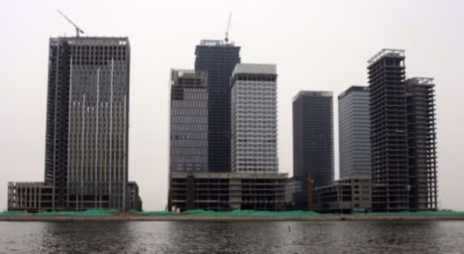 Các nguồn tin địa phương cho rằng nguyên nhân gây ra sự cố này là bởi các tòa nhà tại đây được xây dựng trên nền đất lấp sông, điều này cho thấy sự cẩu thả trong việc thăm dò trắc địa và xử lý nền móng của công trình.