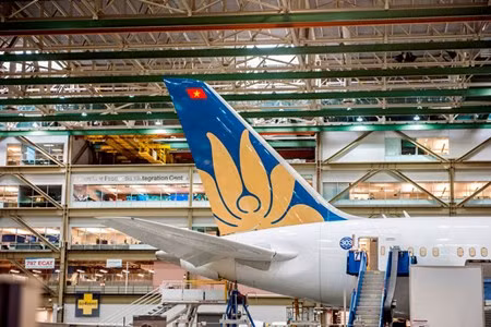 Những chiếc Boeing 787-9 mới này dự kiến đi vào hoạt động giữa năm 2015. Chuyến bay đầu tiên sẽ có lộ trình từ Hà Nội đến TP HCM vào 1/6/2015, mật độ 2 chuyến/ngày. Bắt đầu từ 29/6, VNA sẽ sử dụng máy bay hiện đại nhất này cho tuyến bay từ Hà Nội tới sân bay London Heathrow (Anh).