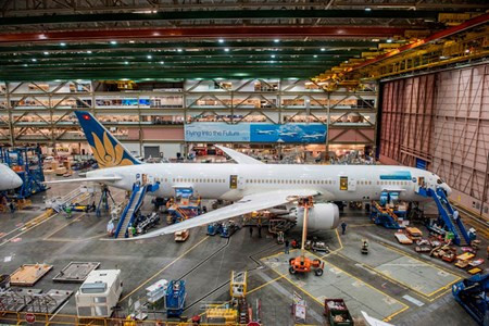 Là một trong những hãng hàng không đầu tiên đặt mua máy bay Boeing 787-9 Dreamliner hiện đại nhất, Vietnam Airlines (VNA) hướng tới mục tiêu cung cấp cho hành khách những trải nghiệm thú vị nhất khi di chuyển bằng đường hàng không. Ảnh: Chiếc Boeing 787-9 Dreamliner đầu tiên của VNA được lắp ráp thành công.