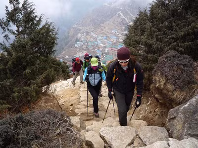 ...hoặc cũng có thể đi bộ leo núi lên khách sạn.