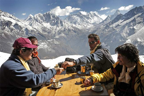 Khai trương vào năm 1971, khách sạn Everest View được liệt kê vào sách kỷ lục Guinness thế giới (năm 2004) với danh hiệu khách sạn cao nhất thế giới.