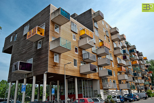 Tòa nhà chung cư Wozoco, Hà Lan: Tòa nhà được xây dựng từ năm 1994 đến năm 1997. Đây là khu chung cư cho người già ở Amsterdam. Trong số 100 căn hộ, có 13 căn được "treo" chênh vênh bên ngoài tạo nên một kiến trúc rất độc đáo.