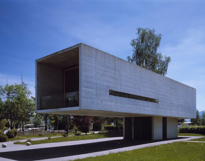 Tòa nhà Rohner Port, Áo: Được thiết kế bởi kiến trúc sư Baumschlager Eberle, kiến trúc của tòa nhà được lấy cảm hứng từ hình ảnh chú chim đứng vững trên đôi chân nhỏ bé.