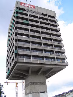 Tòa nhà Astra, Đức: Đây từng là nhà máy sản xuất bia Astra ở Hamburg, Đức. Toàn bộ tòa nhà chỉ được chống đỡ bằng một chiếc cột trụ kiên cố.