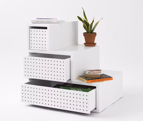 Kệ cầu thang có hai chức năng tiện lợi, vùa cất trữ đồ bên dưới vừa đặt đồ trưng bày bên trên.