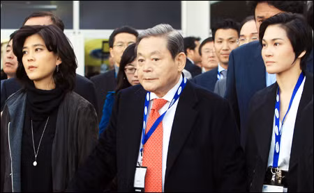 Bà Lee Boo-Jin và cô em gái thường xuyên xuất hiện cùng cha mình tại nhiều sự kiện lớn.