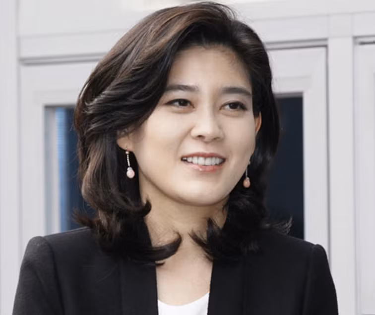 Ái nữ của Chủ tịch Samsung đang giữ chức Chủ tịch kiêm Giám đốc điều hành chuỗi khách sạn Shilla - một công ty liên kết của Samsung.