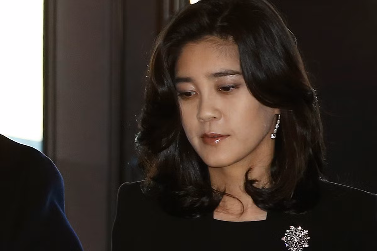 Ngoài vị trí chủ tịch chuỗi khách sạn Shilla, bà cũng chia sẻ chiếc ghế chủ tịch với em gái tại Cheil Industries - một công ty chuyên phân phối hàng xa xỉ thuộc tập đoàn Samsung.