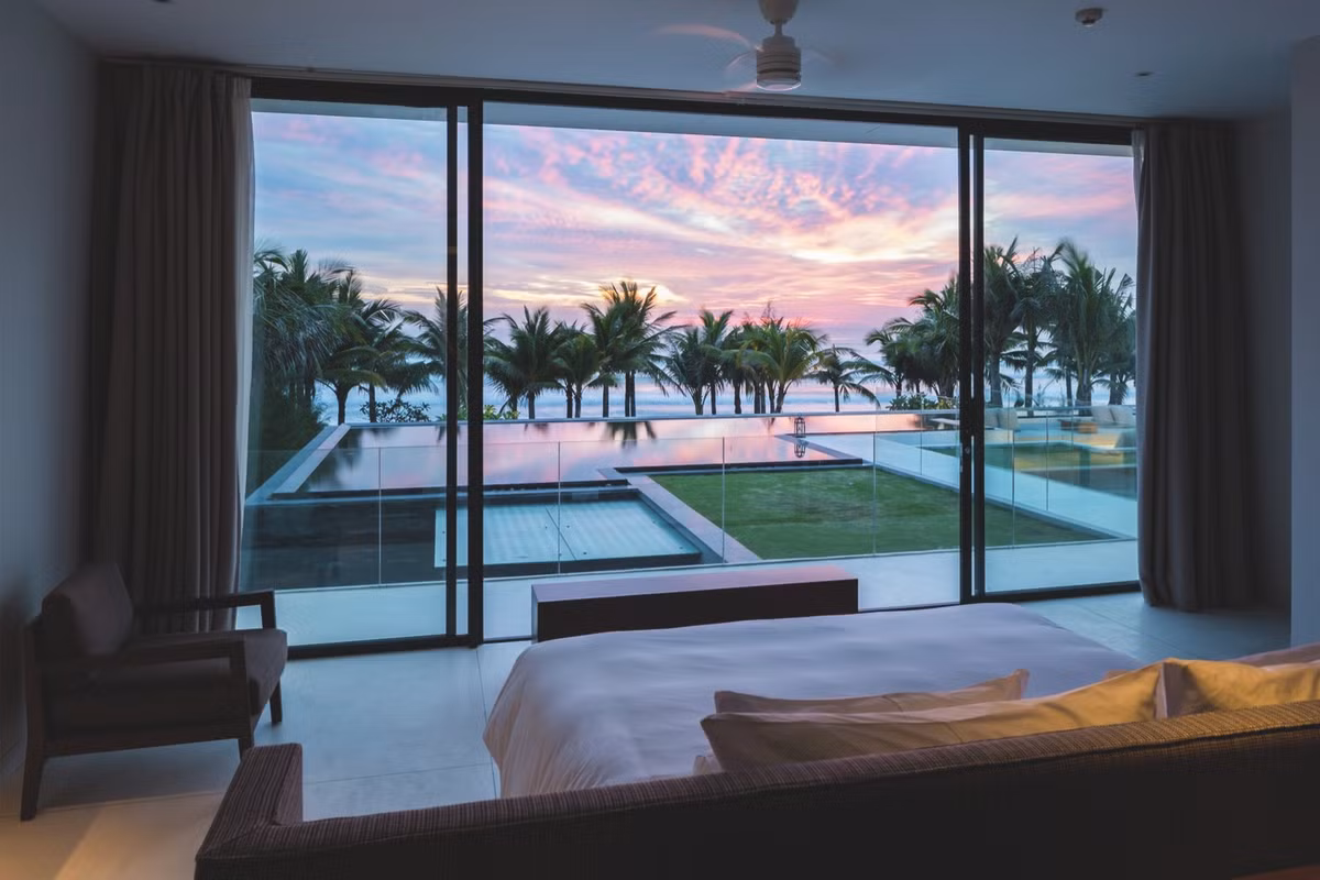 Phòng ngủ có view nhìn thẳng ra bãi biển mê mẩn.