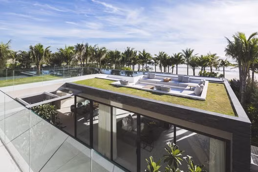 Bên cạnh thiết kế hiện đại tinh tế và sang trọng, biệt thự Đà Nẵng có tên Naman còn có một không gian giải trí lý tưởng được bố trí trên mái với thảm cỏ và hồ nước bao quanh.