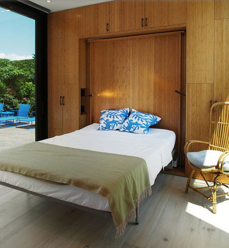 Chiếc giường ngủ có thể gấp gọn lên tường khi không dùng tới.