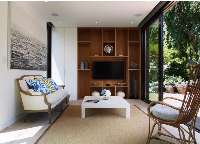 Một ngôi nhà hoàn chỉnh với các món đồ nội thất khá đơn giản gồm có tủ gỗ, kệ che dấu, một nhà bếp, một phòng tắm và một chiếc giường Murphy. Ngoài ra, tiện nghi còn có một TV xoay 360 độ.