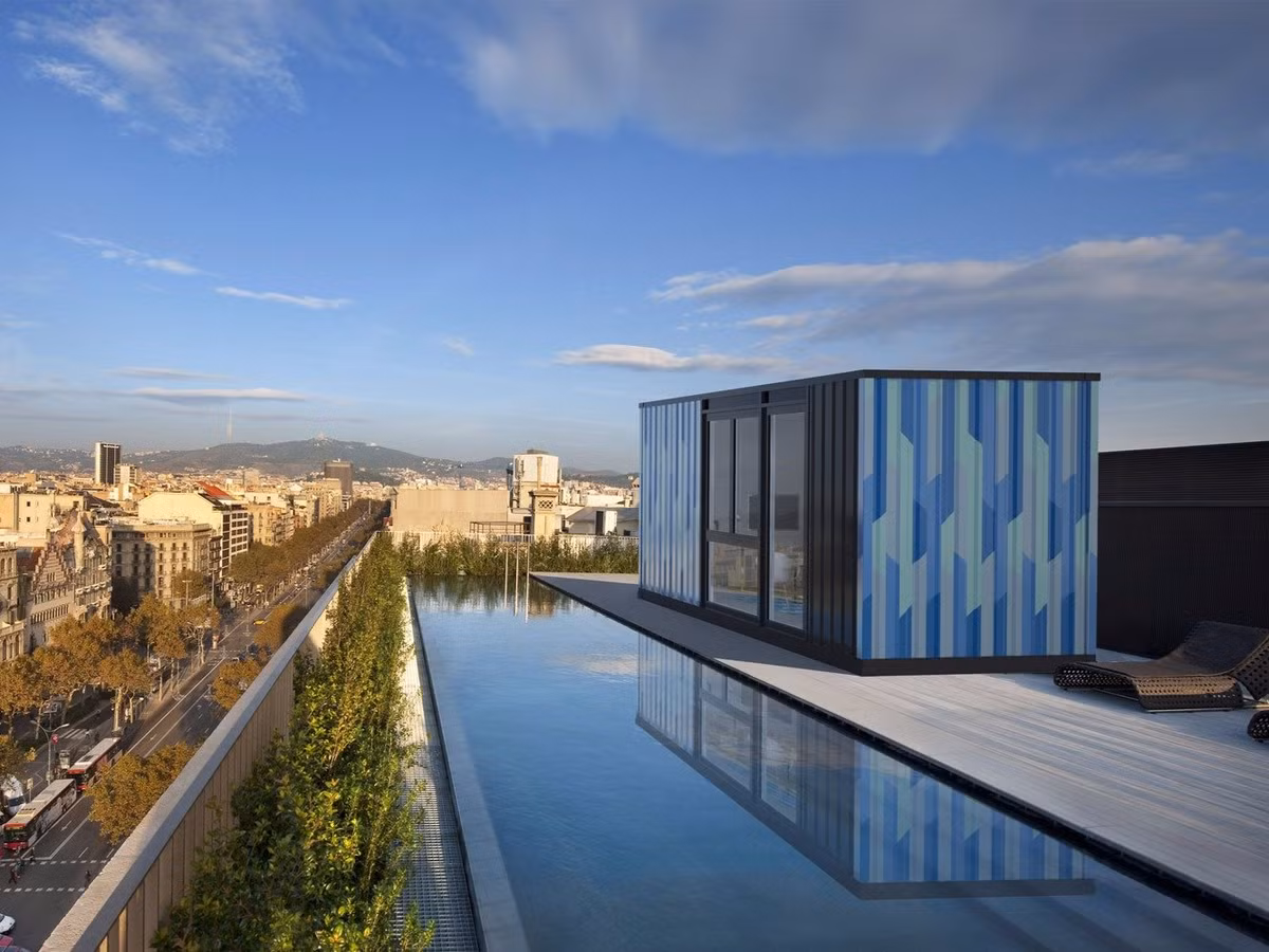 Những kiểu nhà này được thiết kế nhỏ gọn, tiện nghi và nhẹ, có thể được nâng lên đặt ở các vị trí cao như mái nhà.