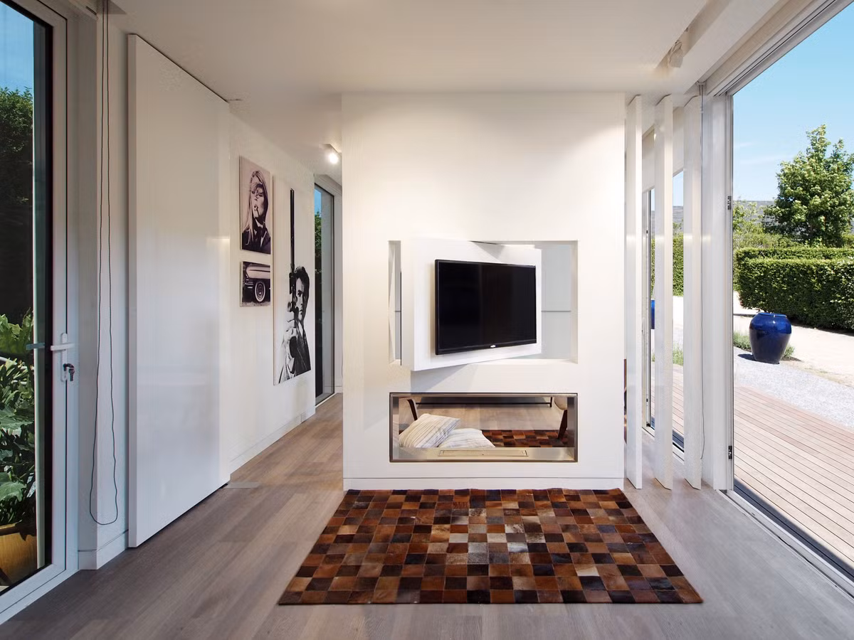 Ngôi nhà nhỏ hiện đại có tên The Cocoon Cabin có một phòng ngủ, phòng tắm, văn phòng và khu vực tiếp khách.