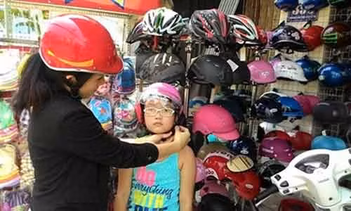 CSGT bi mat ghi hinh tre khong doi mu bao hiem