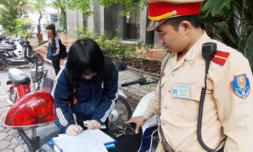 CSGT bi mat ghi hinh tre khong doi mu bao hiem-Hinh-2