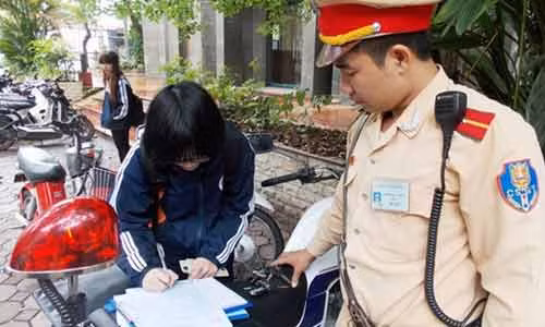 CSGT bi mat ghi hinh tre khong doi mu bao hiem-Hinh-2