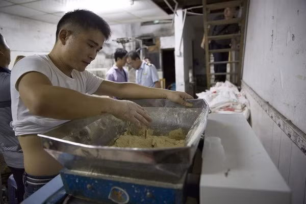 Người dân tại khu vực cho hay, xưởng sản xuất mì gia công này ban ngày đóng cửa kín mít, chỉ đến nửa đêm mới mở cửa để làm mì siêu tốc. Mỗi đêm, nhà xưởng này có thể sản xuất tới 2 tấn mì gạo để cung cấp trực tiếp cho “Thung lũng điện tử Thâm Quyến” - khu công nghiệp khoa học Nam Sơn.