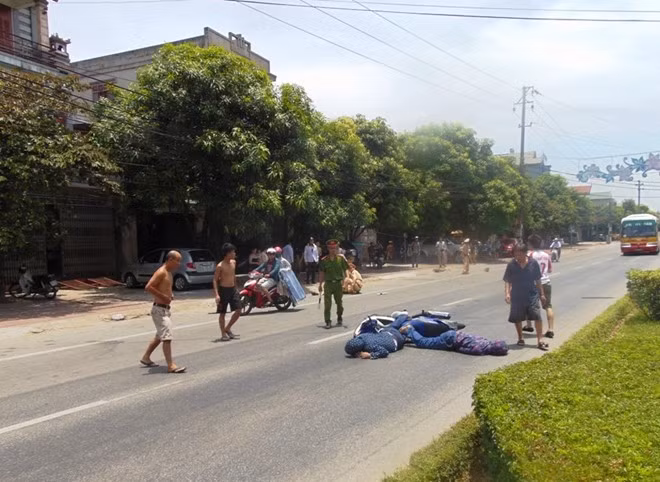 Nhan chung ke phut trung uy CSGT bi tong xe bat tinh-Hinh-2