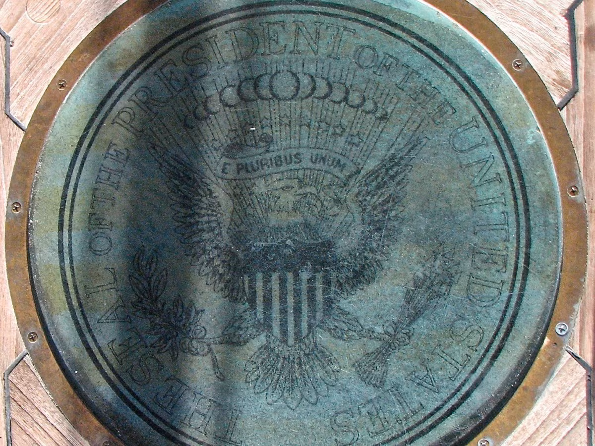 Con tàu tuần dương Potomac được trang trí phù hiệu trên mũi tàu bằng con dấu của Tổng thống Mỹ. Sau khi ngừng hoạt động, con tàu cung cấp các chuyến du lịch đường biển thường xuyên trên Vịnh San Francisco.