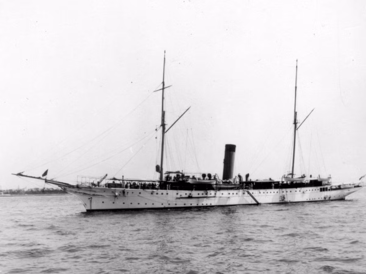 USS Mayflower, là một chiếc du thuyền sang trọng hơi nước, đã được đưa vào phục vụ Tổng thống Theodore Roosevelt từ ngày 25/7/1905.