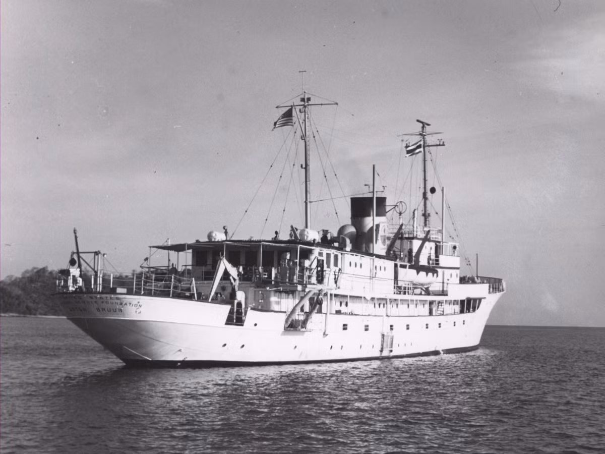 Chiếc du thuyền Williamsburg đã được trao cho Quỹ Khoa học Quốc gia và đổi tên thành Anton Bruun, theo tên của một nhà sinh vật biển nổi tiếng Hà Lan.