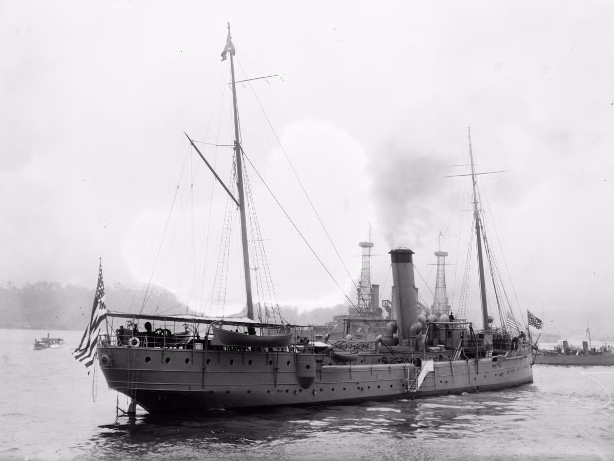 Sau khi chiếc USS Dolphin ngừng hoạt động, nó đã trở thành nơi phát sóng phát thanh không dây đầu tiên trong khi neo đậu tại cảnh Brooklyn Navy Yard ở New York.