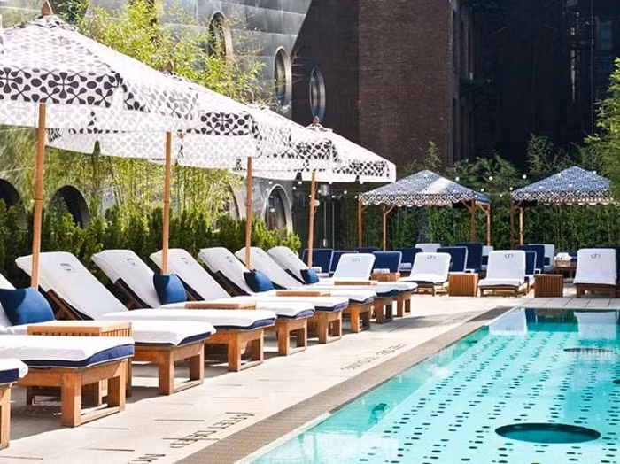 Góc chụp và kiểu cắt cúp sẽ giúp bể bơi khi lên hình trông rộng lớn hơn nhiều. Đây là ảnh bể bơi trên mái của New York City's Dream Downtown.