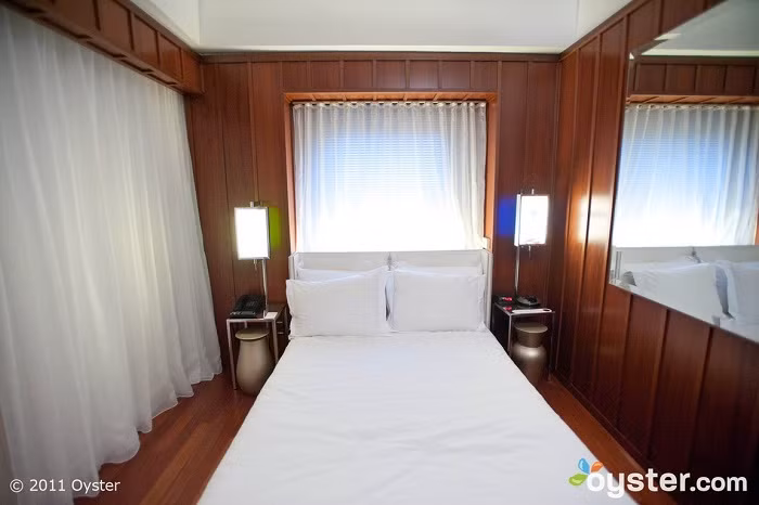 Bởi vì ngoài đời, chiếc giường và phòng ngủ đều khá nhỏ hẹp.