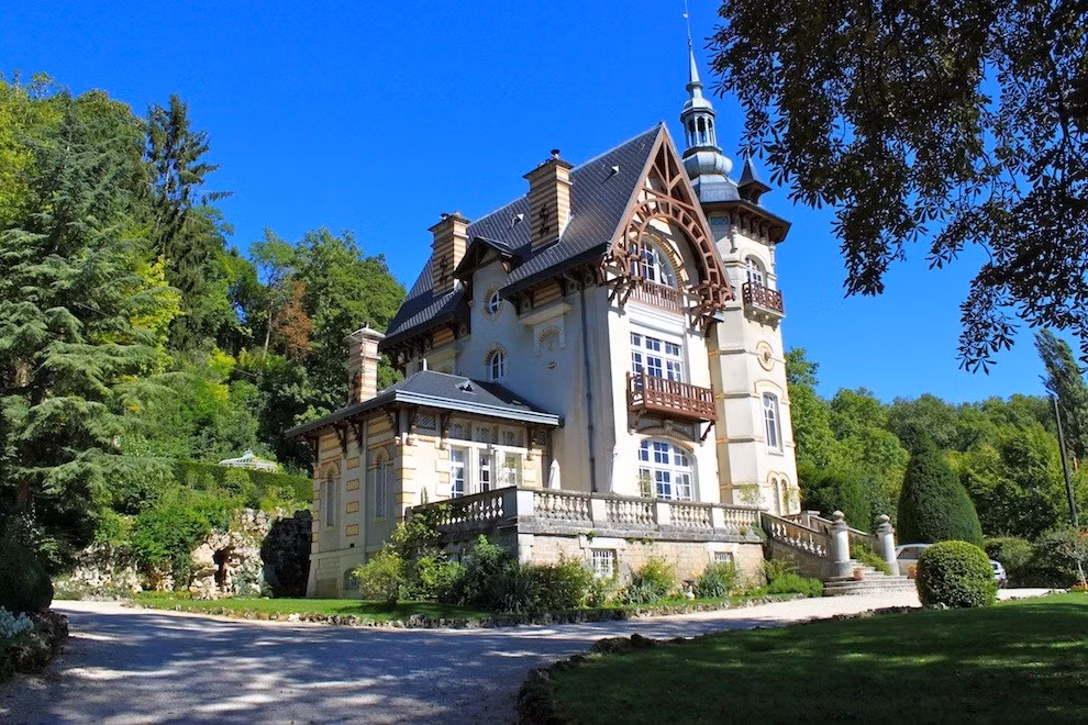 Les Roches, Pháp là tòa lâu đài có quy mô khá nhỏ nhưng lại được liệt vào những lâu đài có khuôn viên đẹp nhất. Du khách sẽ không khỏi sững sờ trước những chi tiết nhỏ nhặt được sắp xếp công phu để tạo nên một tổng thể hài hòa.