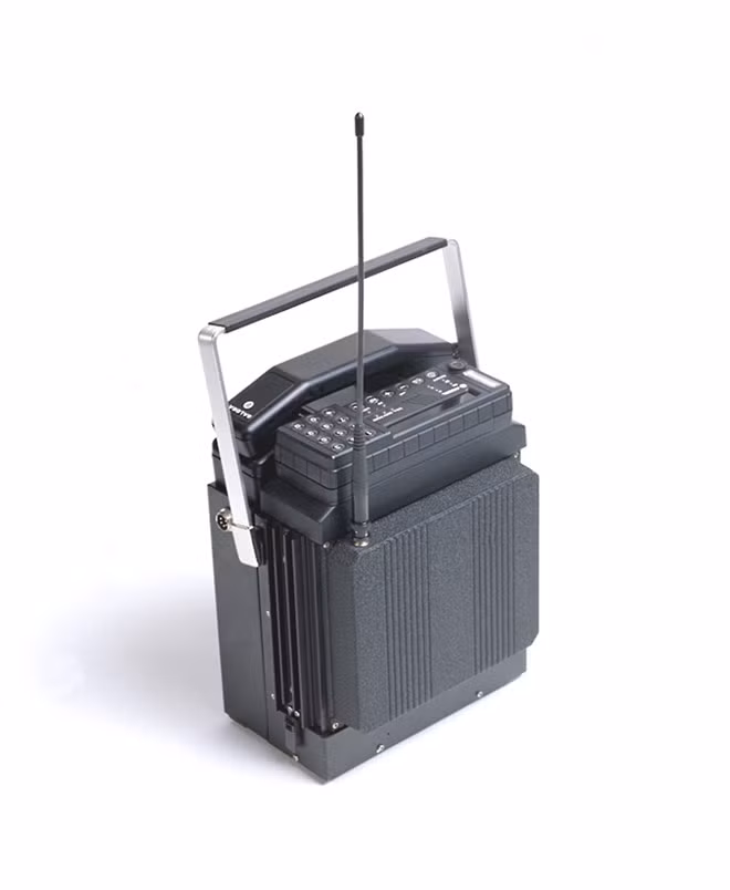 Mobira Senator là chiếc điện thoại di động đầu tiên của Nokia, được phát hành vào năm 1982, chạy trên nền tảng analog 1G. Ra đời cùng thời với DynaTAC nhưng thiết bị của Nokia nặng tới 9,8 kg nên nó thường được dùng trên xe hơi thay vì mang theo bên người.