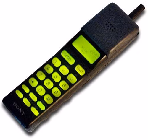 Đến tận năm 1992, Sony Electronics mới cho ra mắt chiếc điện thoại đầu tiên có tên gọi Sony CM-H333. Ra đời muộn song thiết bị của Sony có kích thước khá nhỏ gọn, không cồng kềnh như những sản phẩm trước đó của Nokia hay Motorola.