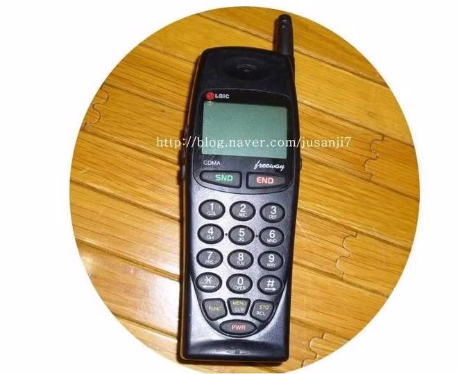 Ra đời năm 1996, LDP-200 được coi là mẫu điện thoại di động đầu tiên của hãng LG.