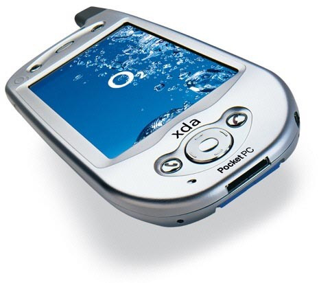 Sản phẩm đầu tiên của nhà sản xuất HTC (Đài Loan) có tên HTC Wallaby, hay còn gọi là O2 XDA ra mắt năm 2002.