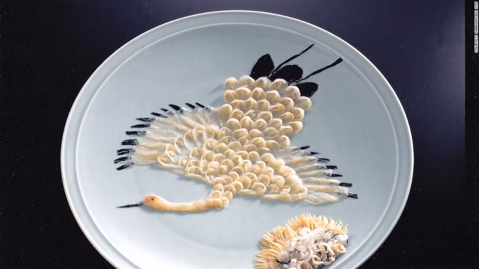 9. Fugu (cá nóc): Fugu thường được phục vụ cùng món sashimi. Những lựa chọn phổ biến khác bao gồm Karaage, Nabe và Yaki Fugu. Các gia đình Nhật Bản thường chỉ ăn fugu 1-2 lần trong năm bởi giá cả của món này rất cao. Một bữa ăn phục vụ fugu có giá 100-200 USD, thậm chí cao hơn. Loại hoang dã sẽ có giá đắt hơn loại nuôi.